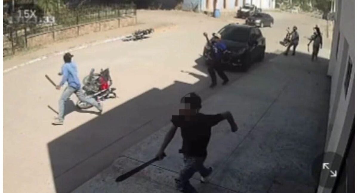 Jóvenes “macheteros” se enfrentan en riña a las afueras de una escuela en San Miguel Zapotitlán, Ahome, Sinaloa