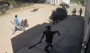 Jóvenes “macheteros” se enfrentan en riña a las afueras de una escuela en San Miguel Zapotitlán, Ahome, Sinaloa