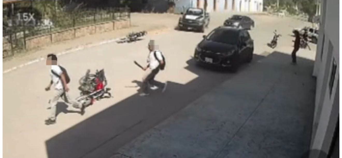 Jóvenes "macheteros" se enfrentan en riña a las afueras de una escuela en San Miguel Zapotitlán, Ahome
