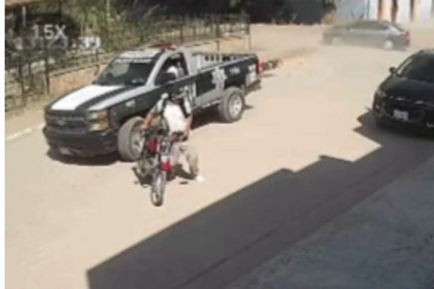 Jóvenes "macheteros" se enfrentan en riña a las afueras de una escuela en San Miguel Zapotitlán, Ahome