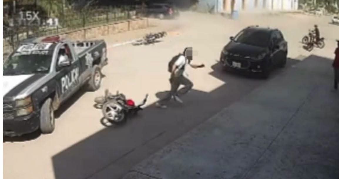 Jóvenes "macheteros" se enfrentan en riña a las afueras de una escuela en San Miguel Zapotitlán, Ahome