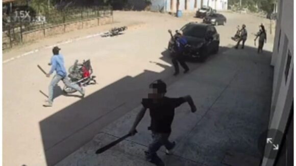 Jóvenes “macheteros” se enfrentan en riña a las afueras de una escuela en San Miguel Zapotitlán, Ahome, Sinaloa