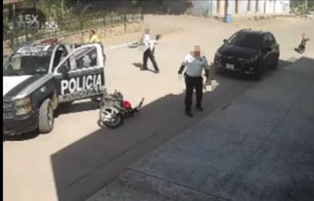 Jóvenes "macheteros" se enfrentan en riña a las afueras de una escuela en San Miguel Zapotitlán, Ahome
