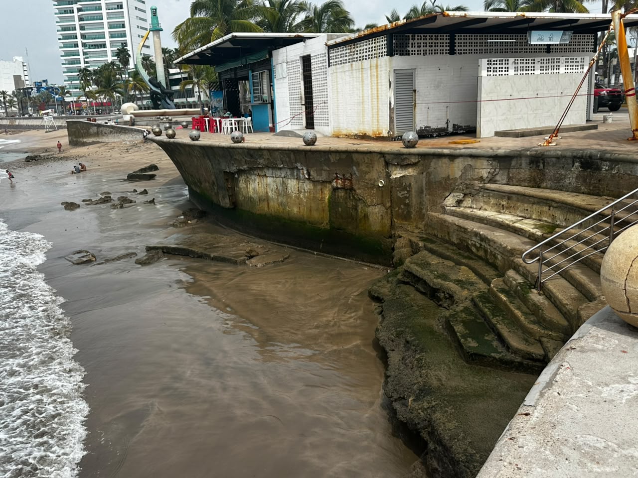 Malecón de Mazatlán dañado