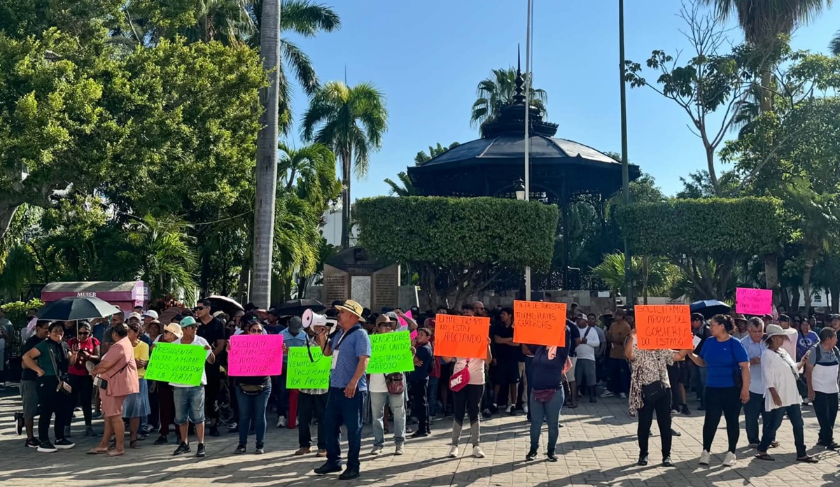 Manifestación de comerciantes de playa en Mazatlán