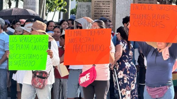 Sin turistas y sin ventas: 786 familias de vendedores de playa claman por ayuda en Mazatlán, Sinaloa
