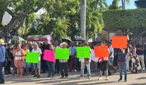 Manifestación de comerciantes de playa en Mazatlán