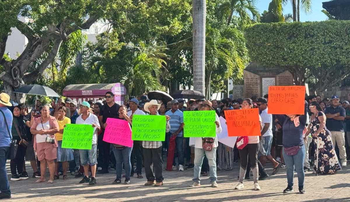 Manifestación de comerciantes de playa en Mazatlán