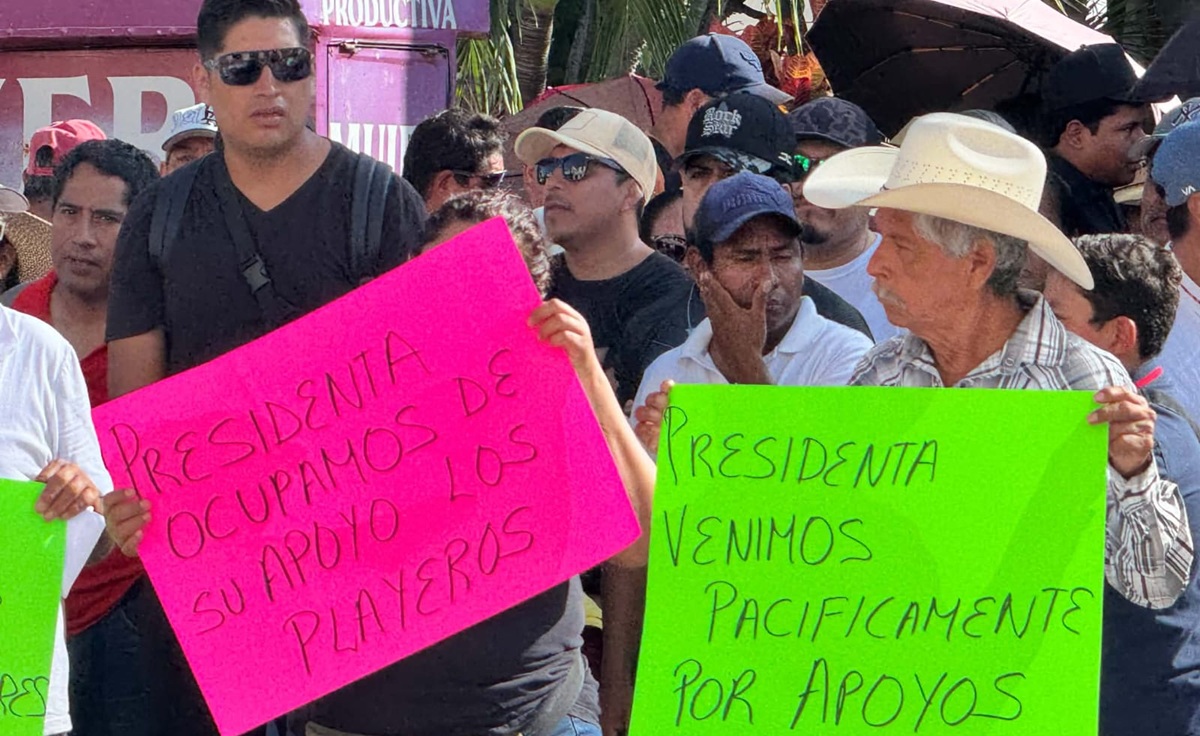Manifestación de comerciantes de playa en Mazatlán