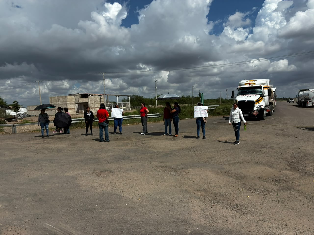 Manifestación de padres de familia en Libramiento Oriente por falta de luz en primaria