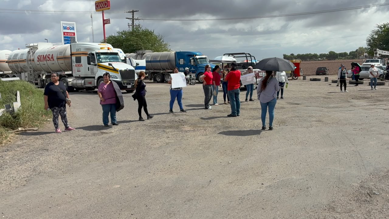 Manifestación de padres de familia en Libramiento Oriente por falta de luz en primaria