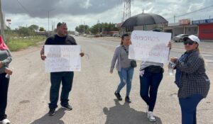 ¡Tienen un mes sin luz! Padres de familia de primaria General Ángel Flores cierran carretera y exigen reconexión en Ahome, Sinaloa