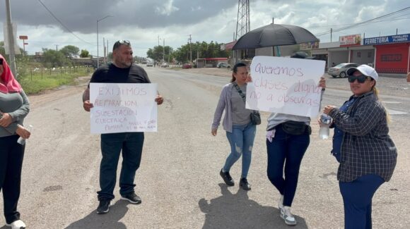 ¡Tienen un mes sin luz! Padres de familia de primaria General Ángel Flores cierran carretera y exigen reconexión en Ahome, Sinaloa