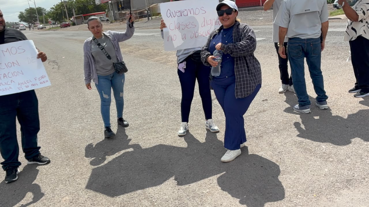 Manifestación de padres de familia en Libramiento Oriente por falta de luz en primaria