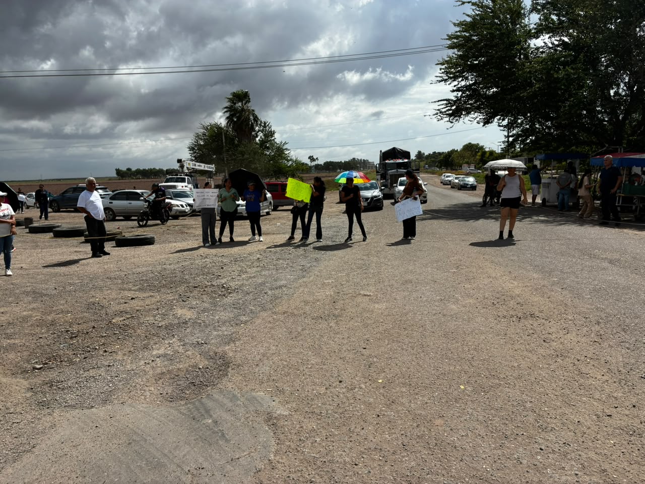 Manifestación de padres de familia en Libramiento Oriente por falta de luz en primaria