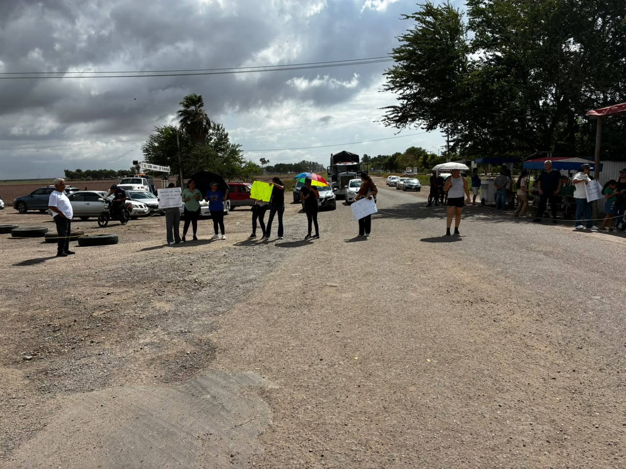Manifestación de padres de familia en Libramiento Oriente por falta de luz en primaria