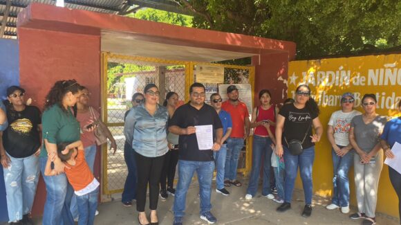 Protestan padres de familia por falta de electricidad en kínder de Guasave, Sinaloa; alumnos llevan tres semanas sin clases presenciales