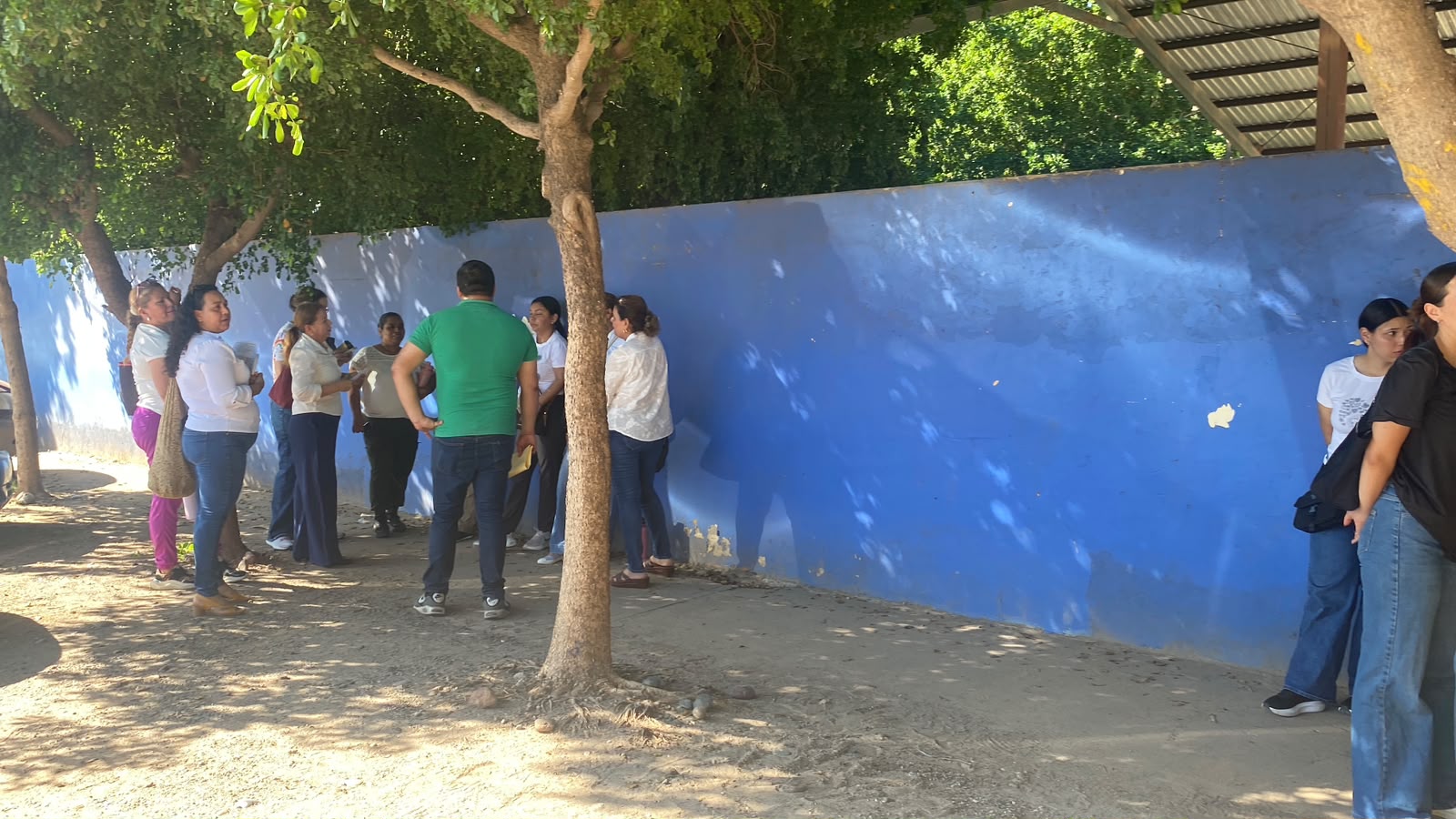 Se manifiestan padres de jardín de niños en Guasave por problemas eléctricos