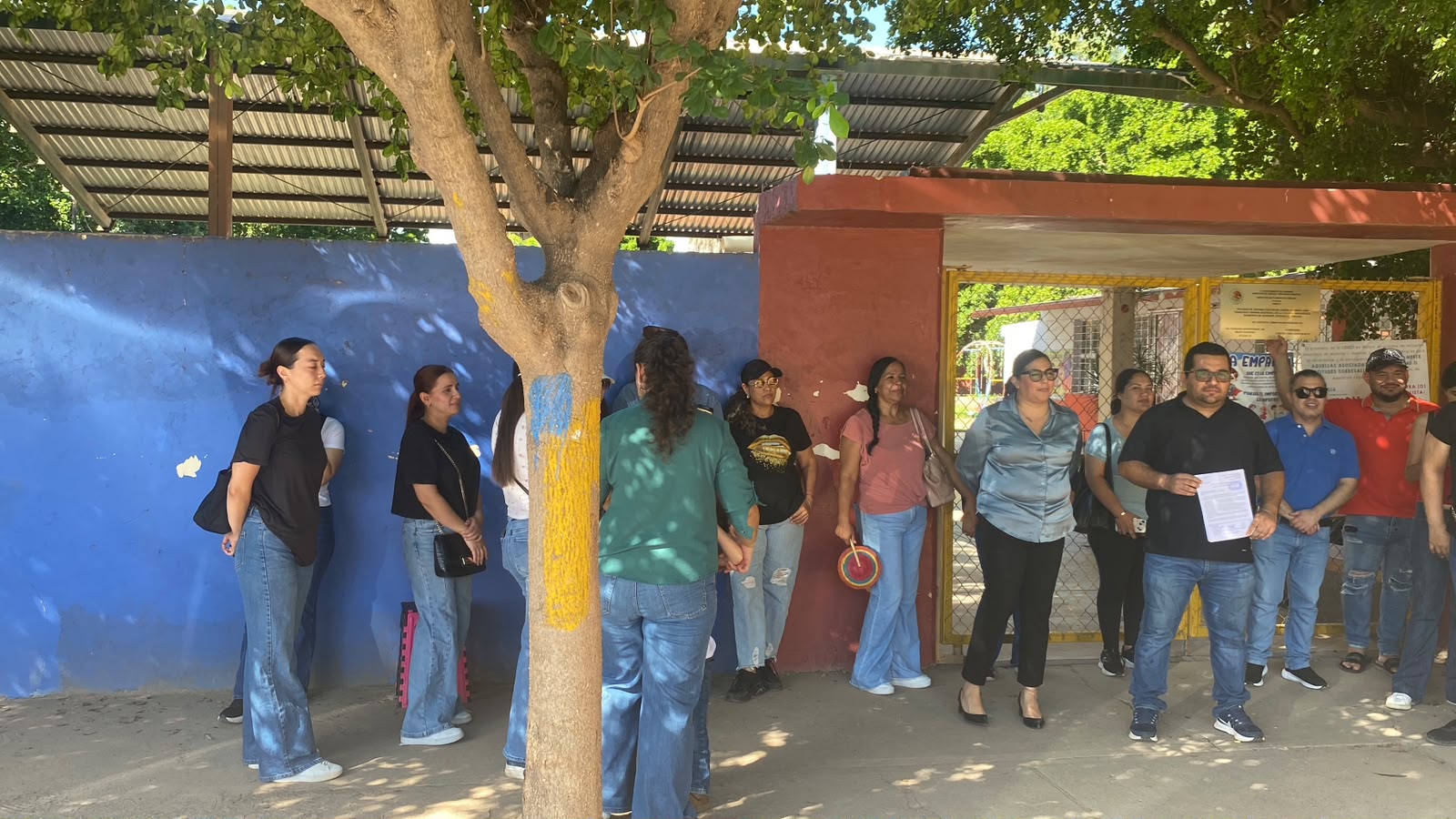 Se manifiestan padres de jardín de niños en Guasave por problemas eléctricos