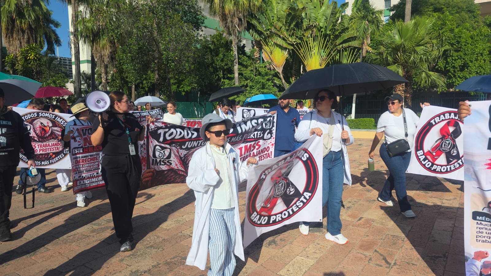 Manifestación de personal del IMSS en Culiacán
