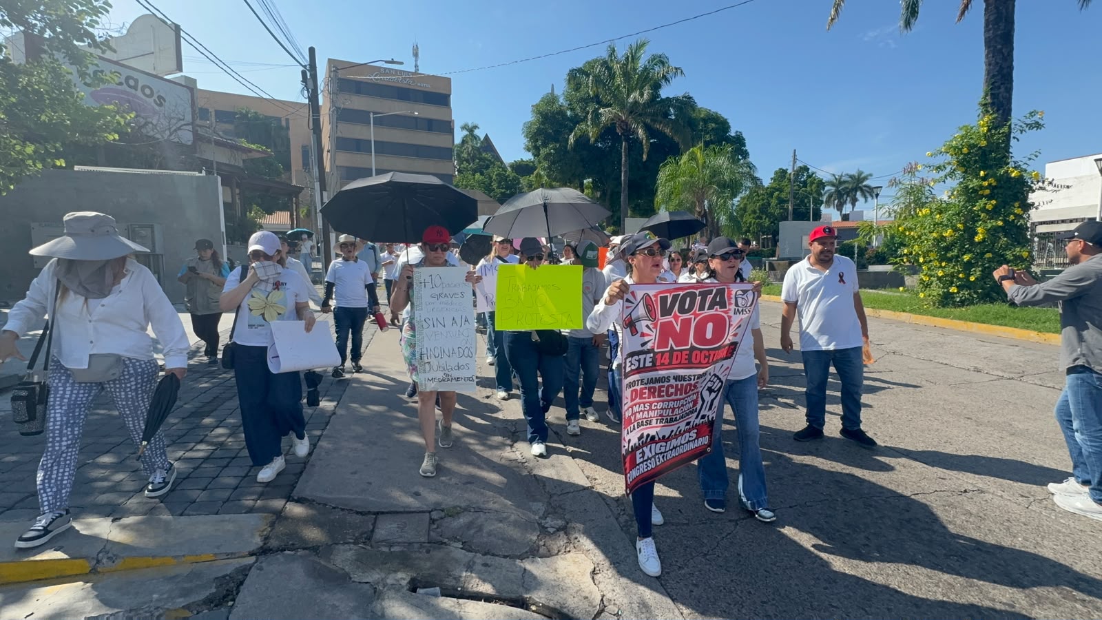 Trabajadores del IMSS Culiacán se manifiestan