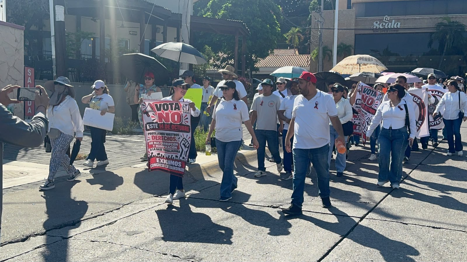 Trabajadores del IMSS Culiacán se manifiestan