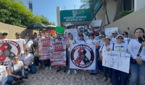 “No te vayas a enfermar porque no hay material”; trabajadores del IMSS se manifiestan en Culiacán