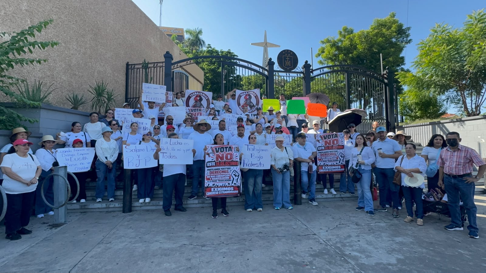 Trabajadores del IMSS Culiacán se manifiestan