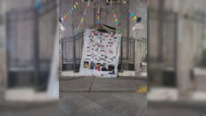 mantas con mensaje en mazatlan iglesia