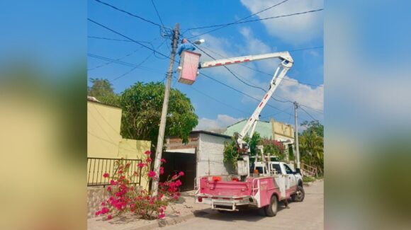 Reparan 59 luminarias en El Bajío y El Roble, en Mazatlán, Sinaloa, para mejorar el alumbrado público