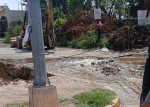 Maquinaria de constructora rompe tubería y deja sin agua a 11 colonias del norte de Mazatlán