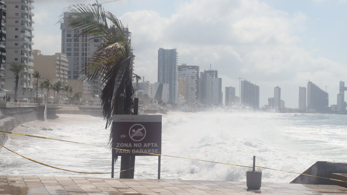 mar de fondo y oleaje por simon en mazatlan sin