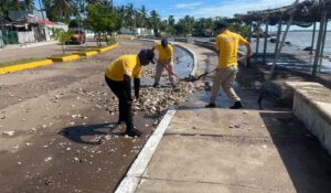 El mar se mete a Teacapán, Escuinapa, Sinaloa; cierran playas y puerto por efectos de Rachel