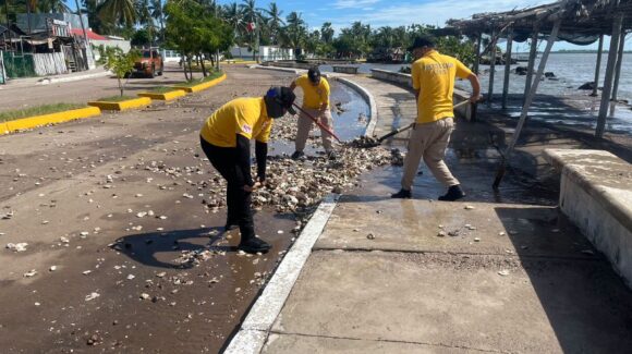 El mar se mete a Teacapán, Escuinapa, Sinaloa; cierran playas y puerto por efectos de Rachel
