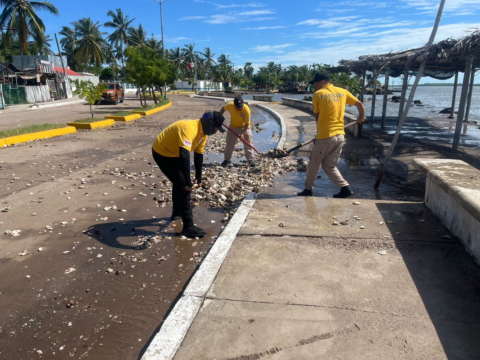 Mar llega a las calles de Teacapán, Escuinapa, por huracán Rachael