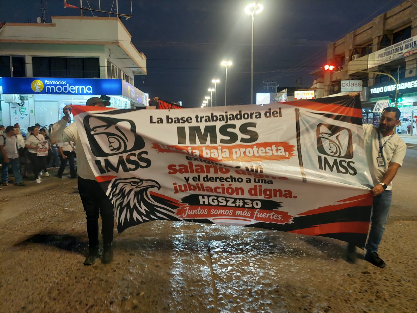 Marcha del personal del IMSS en Guamúchil