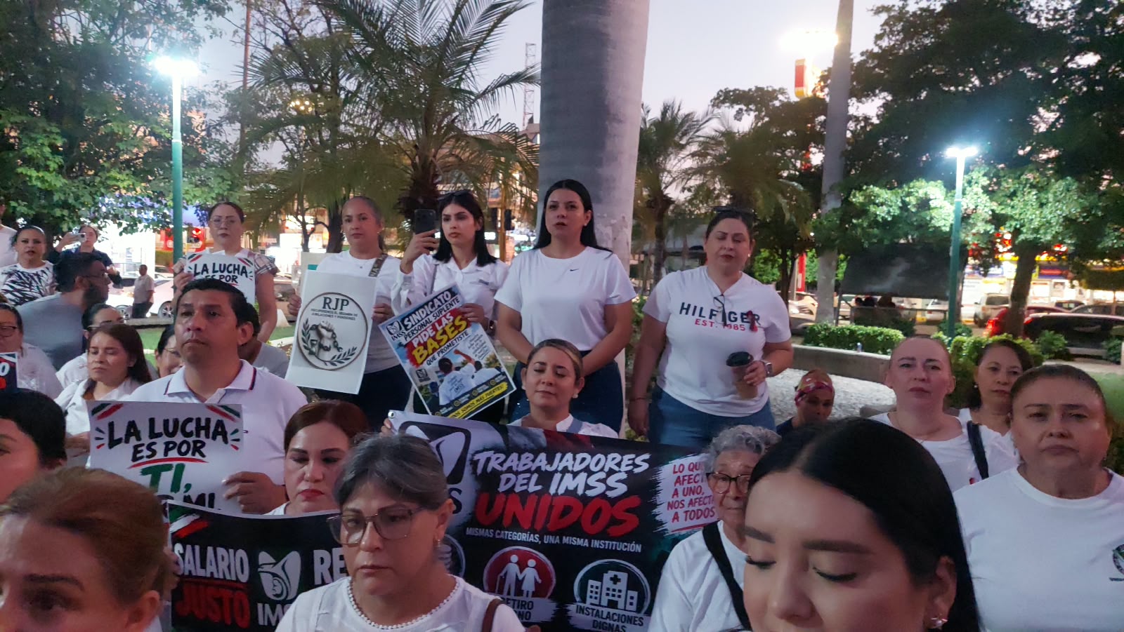 Marcha del personal del IMSS en Guamúchil