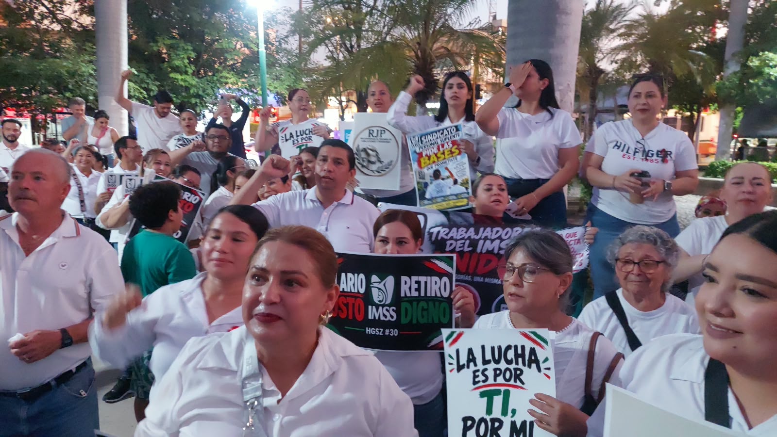Marcha del personal del IMSS en Guamúchil