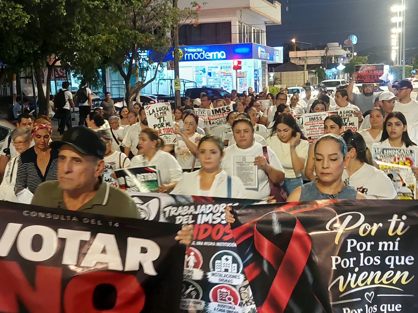 Marcha del personal del IMSS en Guamúchil