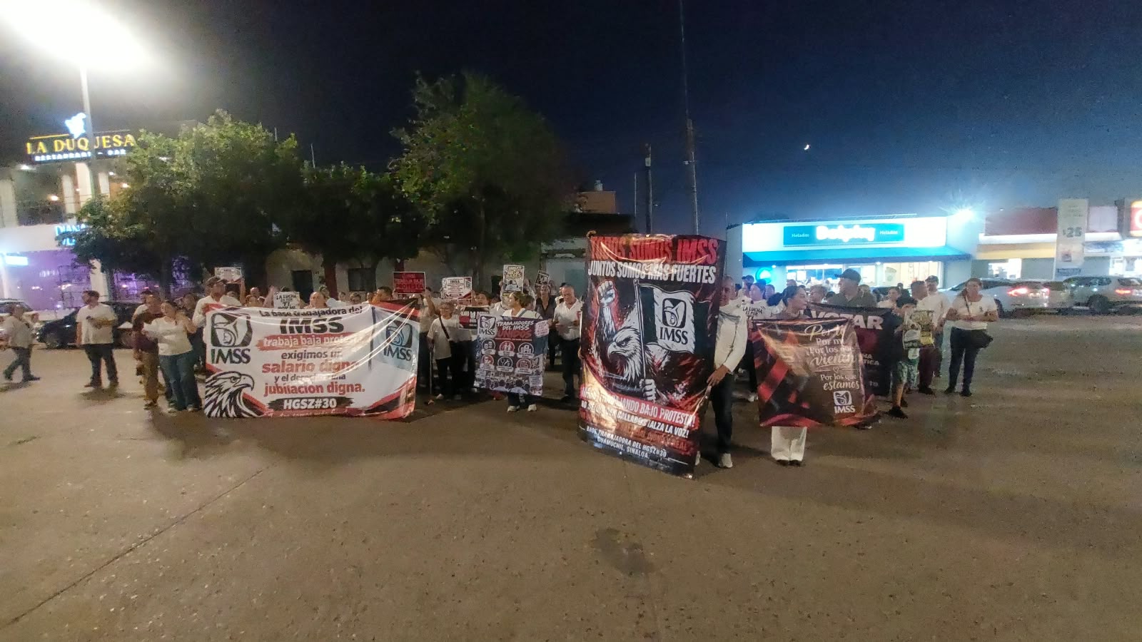 Marcha del personal del IMSS en Guamúchil