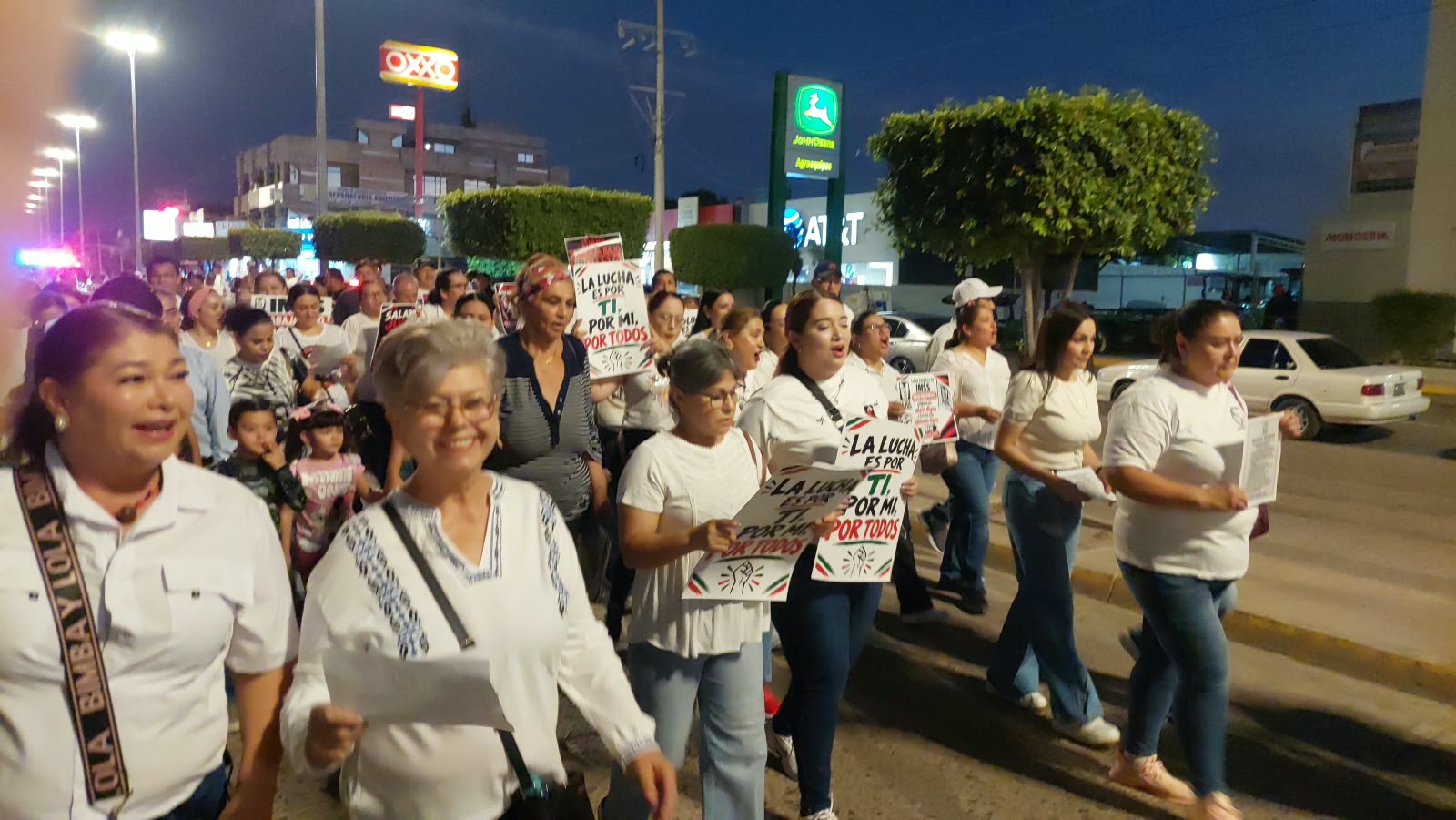 Marcha del personal del IMSS en Guamúchil