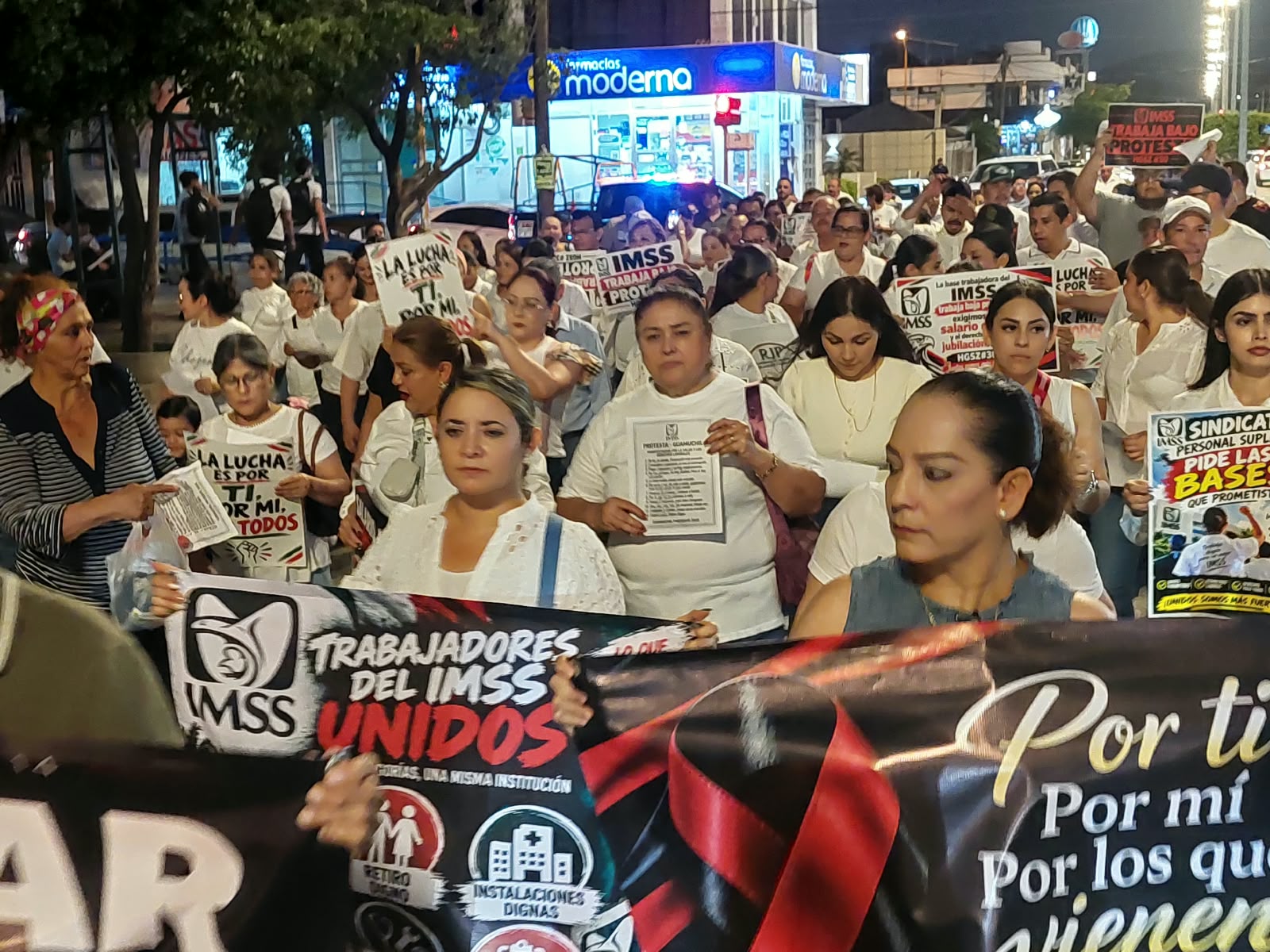 Marcha del personal del IMSS en Guamúchil