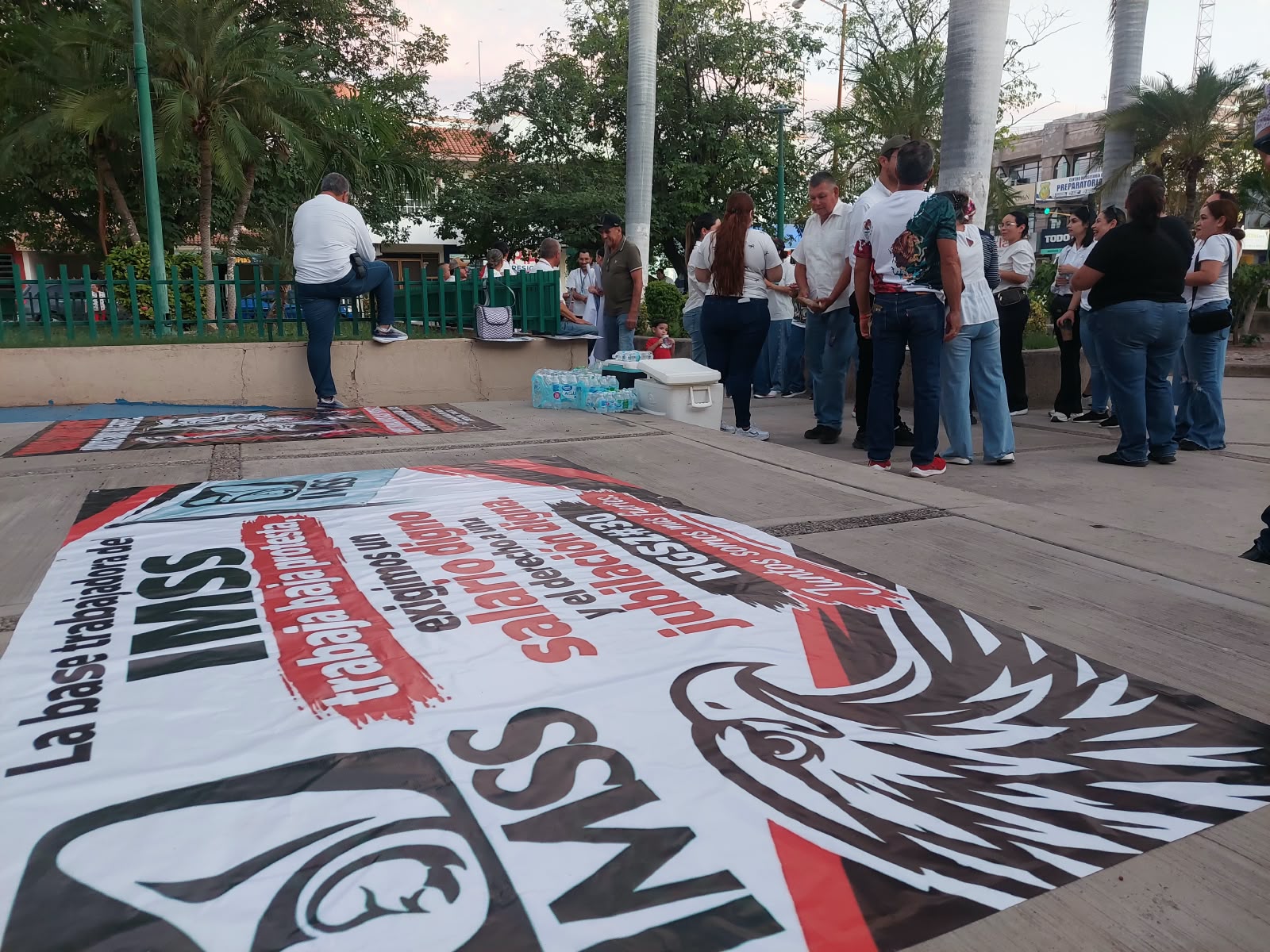 Marcha del personal del IMSS en Guamúchil