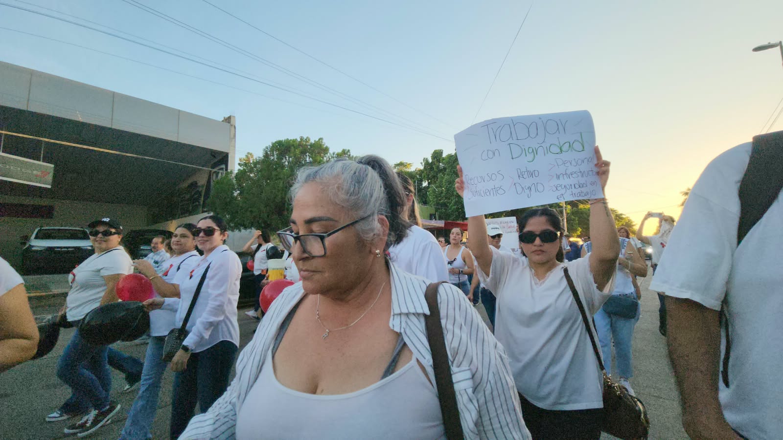 Marcha del personal del IMSS en Guasave