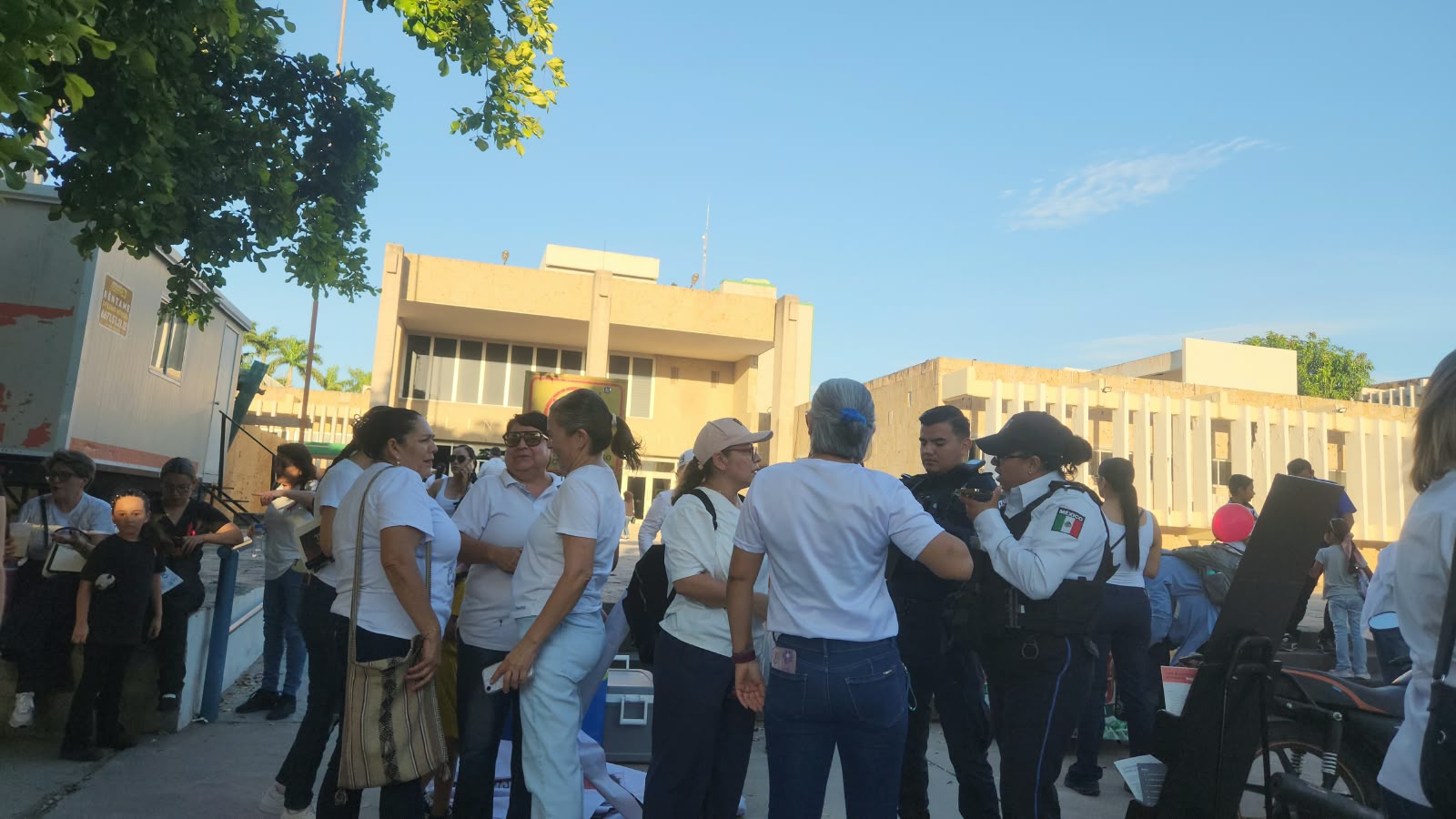 Marcha del personal del IMSS en Guasave