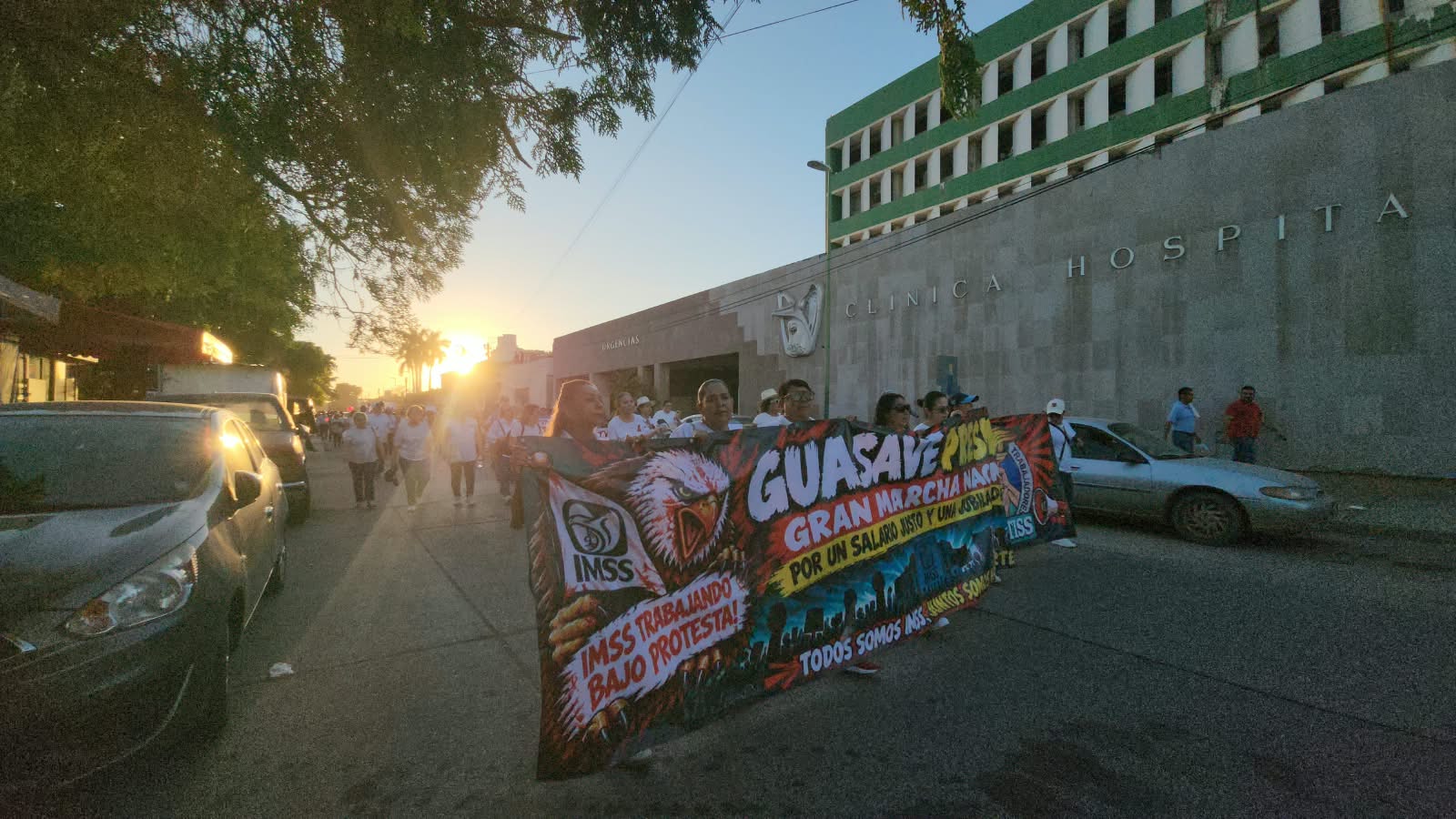 Marcha del personal del IMSS en Guasave