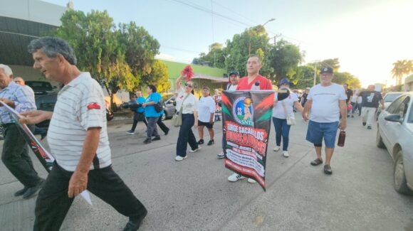 Marchan trabajadores del IMSS en Guasave por mejoras salariales y mejores condiciones laborales
