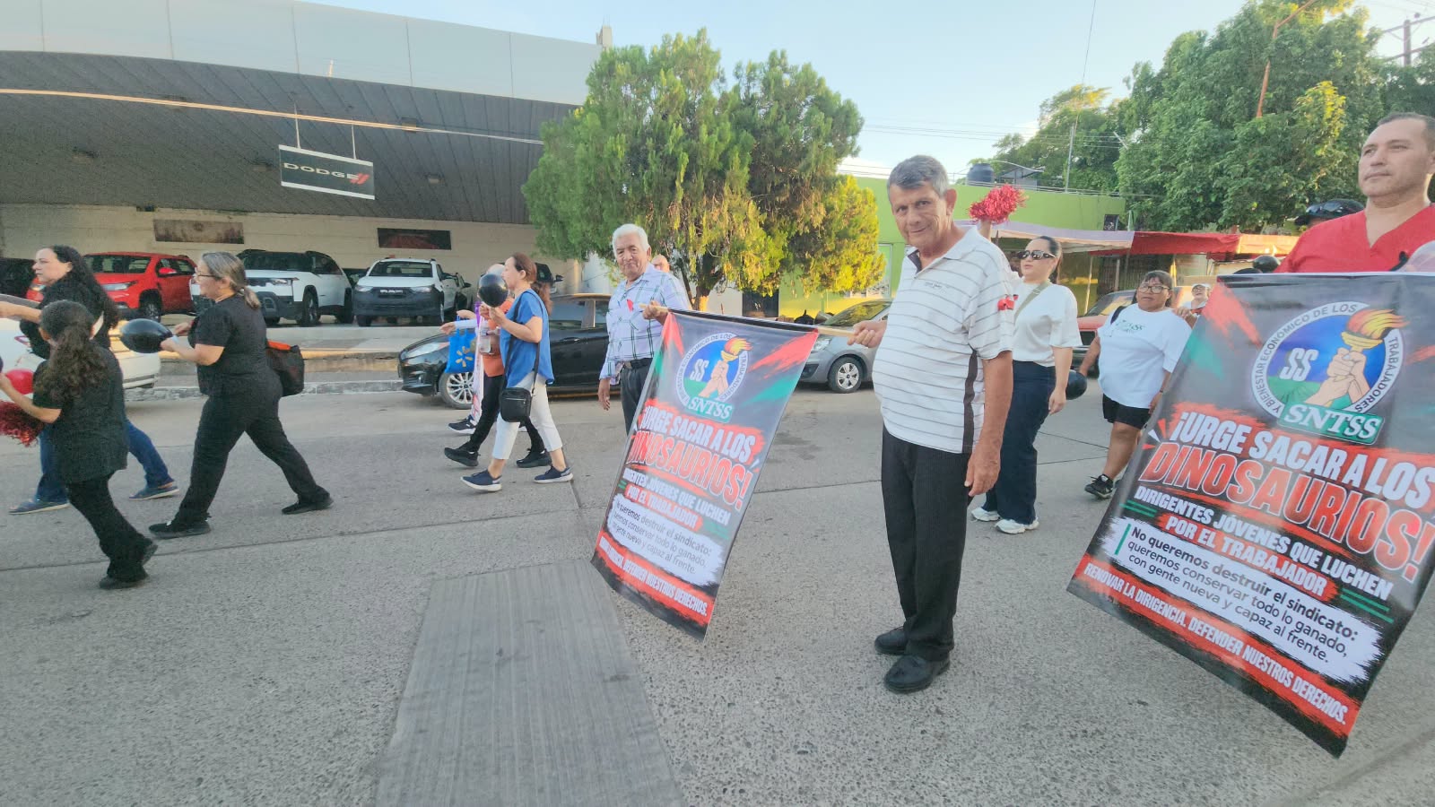Marcha del personal del IMSS en Guasave