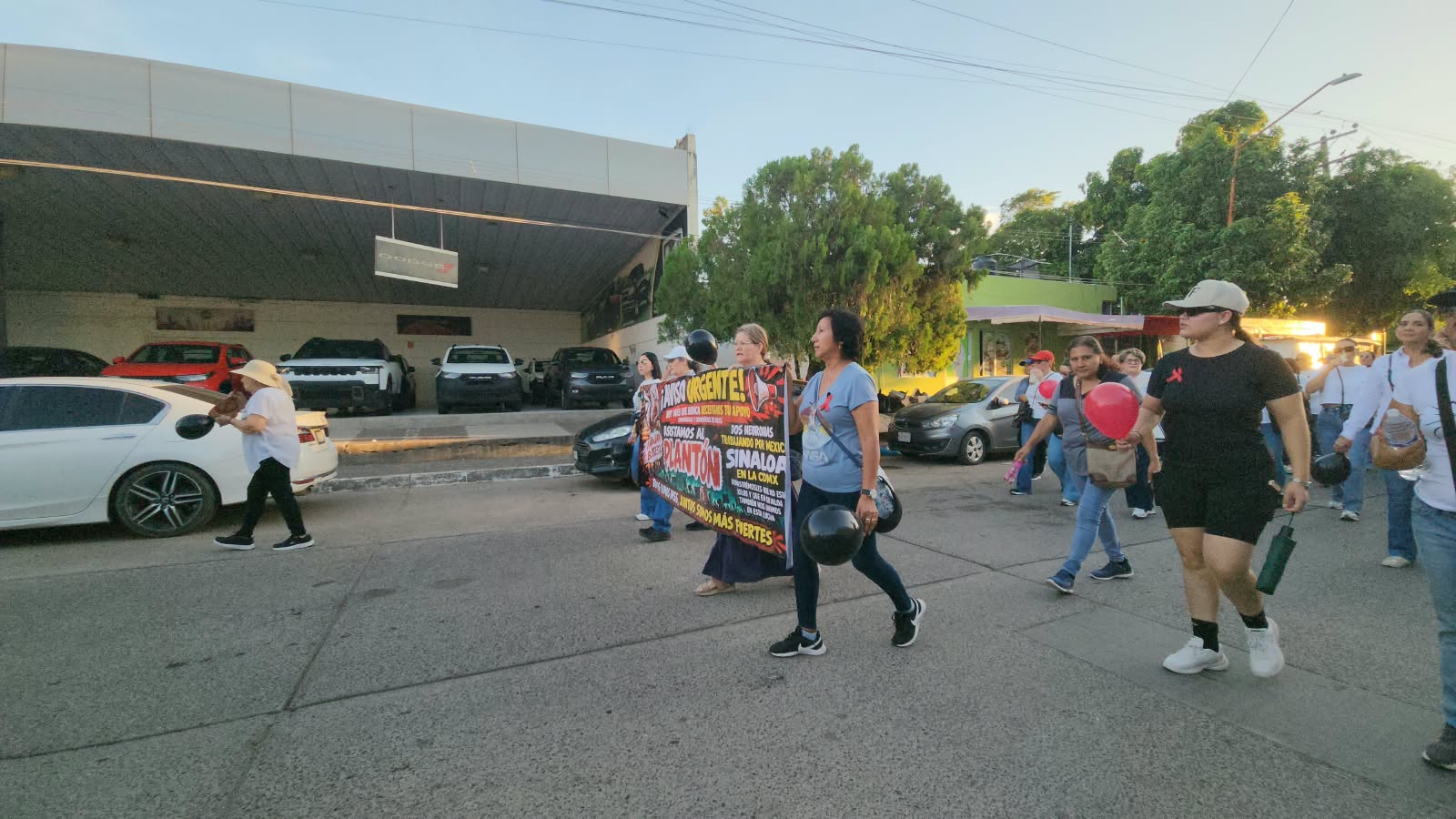 Marcha del personal del IMSS en Guasave