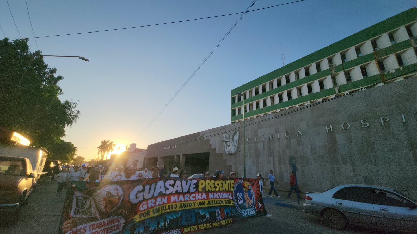 Marcha del personal del IMSS en Guasave